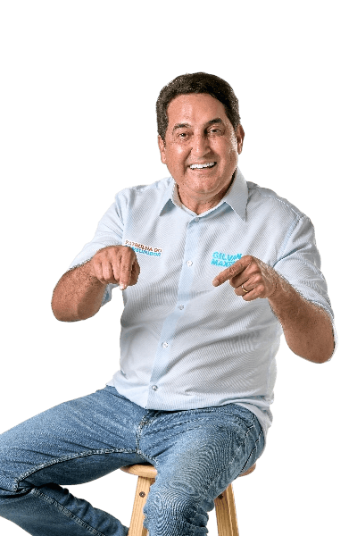 Gilvan Máximo sorrindo e apontando para a seleção de regiões